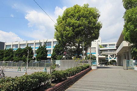 450px-Hyogo_Prefectural_Nishinomiya_Minami_High_School[1]
