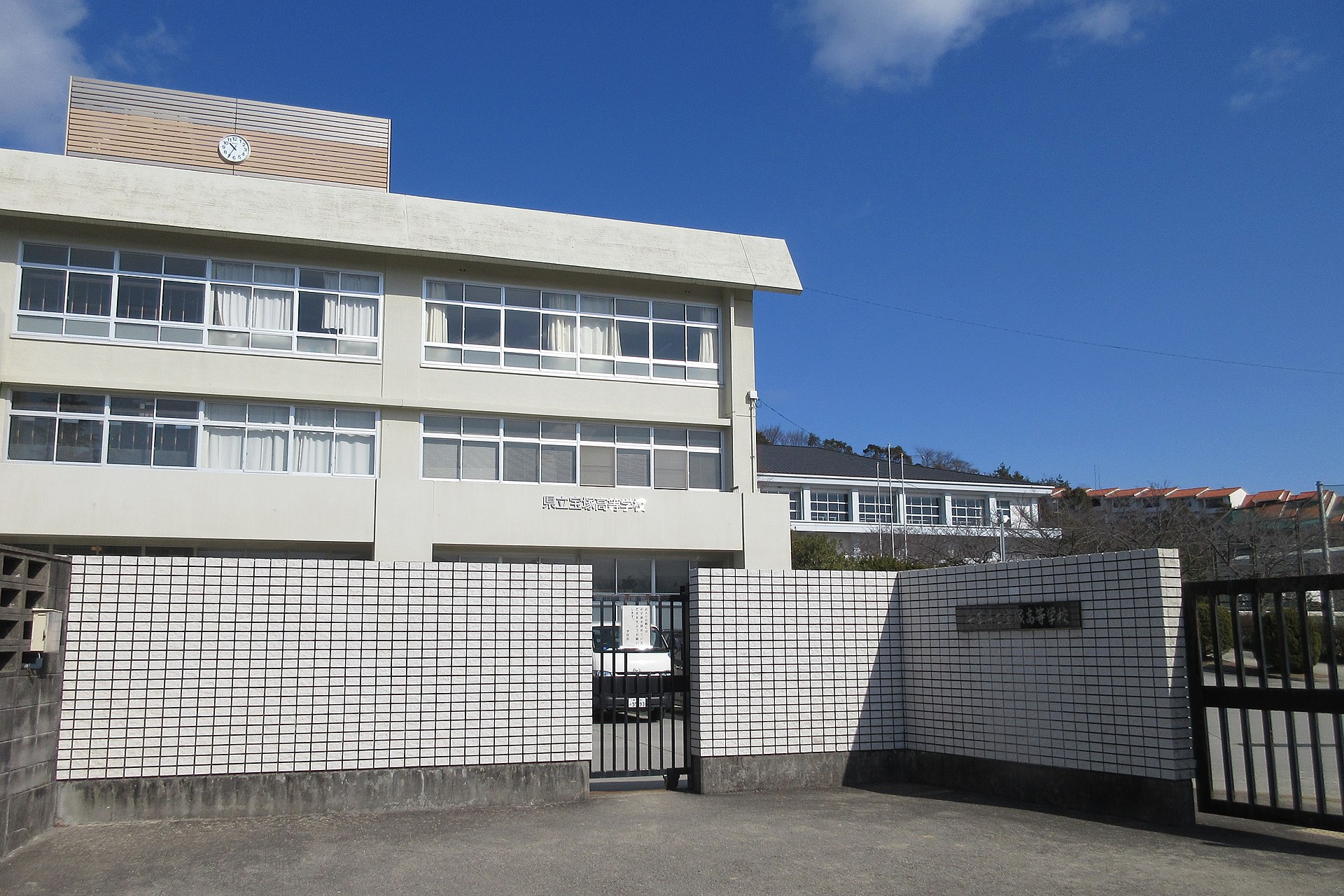 1920px-Hyogo_Prefectural_Takarazuka_High_School[1]